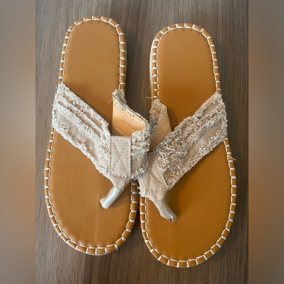 NWOT Canvas flip flops Never Worn - Picture 3 of 6